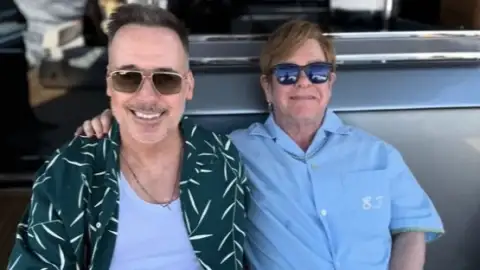 Elton John e seu marido, David Furnish, celebram 20 anos de casamento